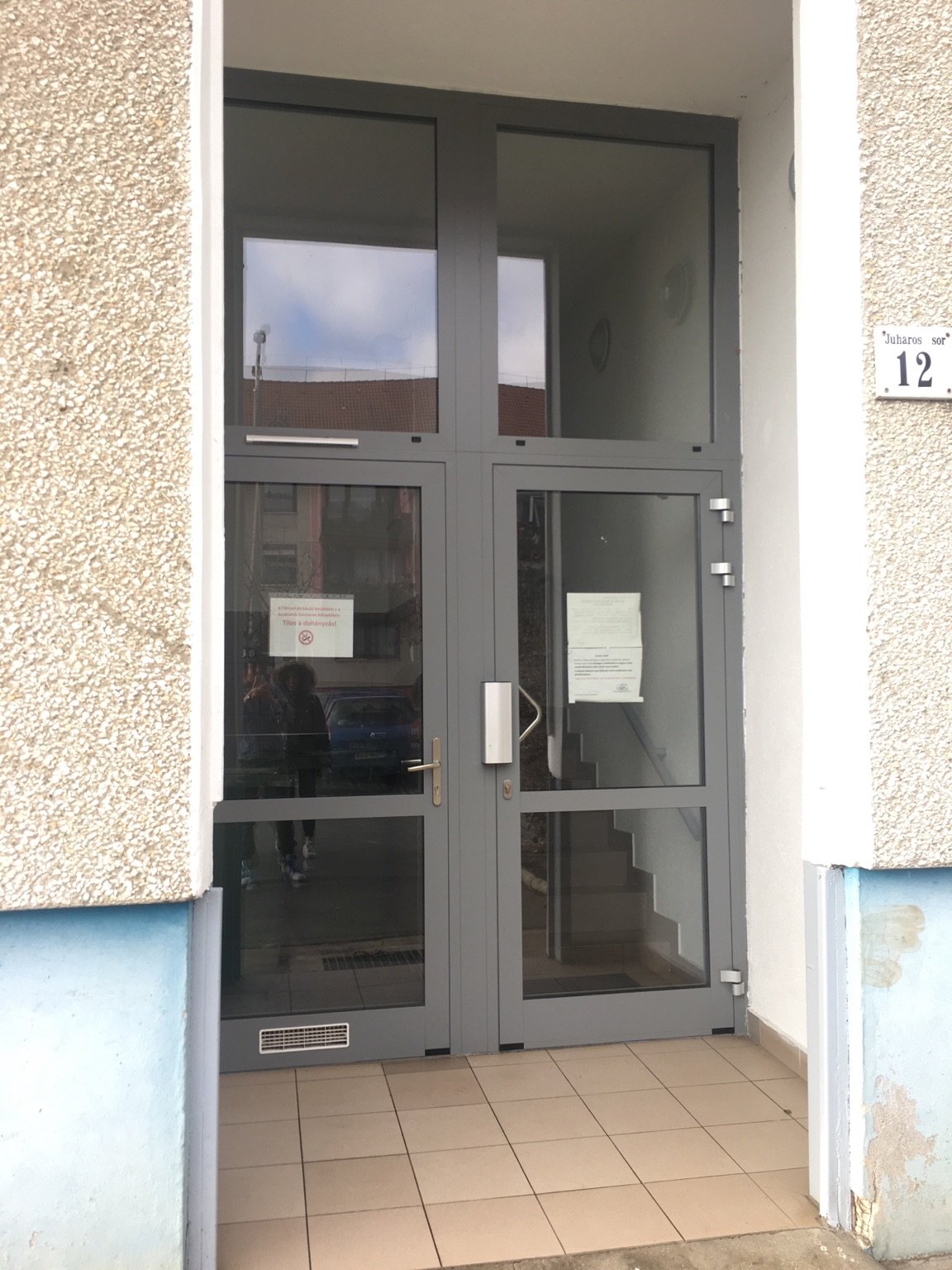 Társasház bejárati ajtó
