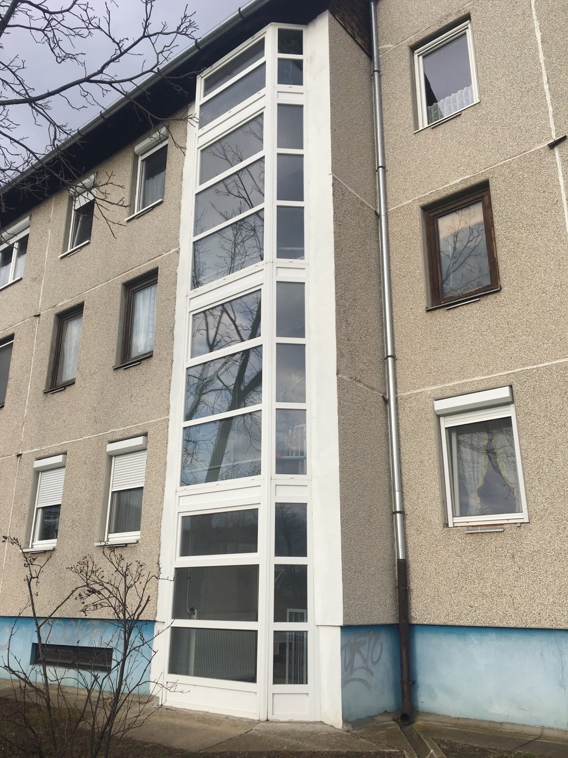 Lakótelep lépcsőház új ablakok